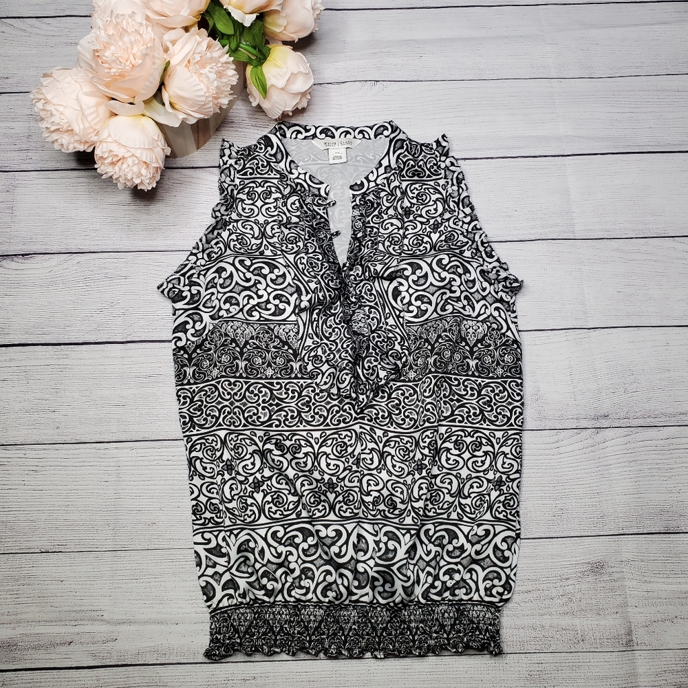 White House Black Market Sleeveless Ruffle Black and White Top Size XS